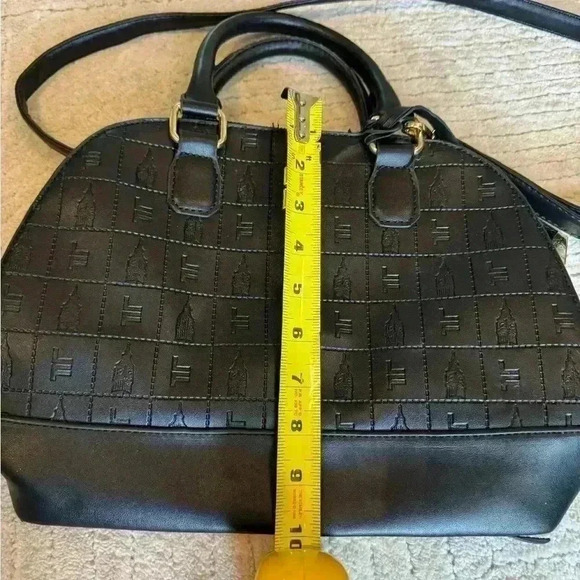 Beautiful London Fog vegan leather zip around purse. - Picture 8 of 9